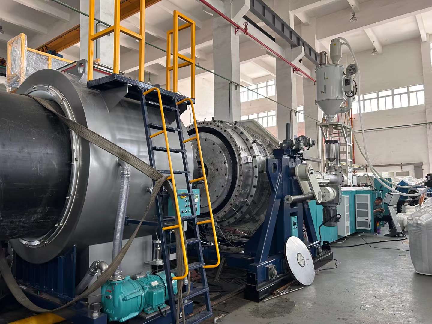 Rúry s vysokou hrúbkou a veľkým priemerom: ako sa vyhnúť priehybu pri vytláčaní rúr