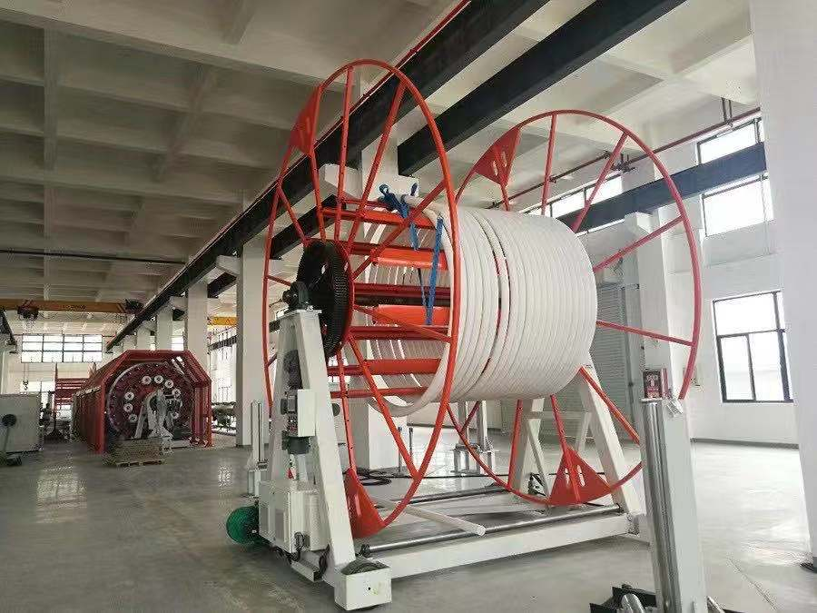 Linka na vytláčanie vystužených termoplastických rúr (RTP).